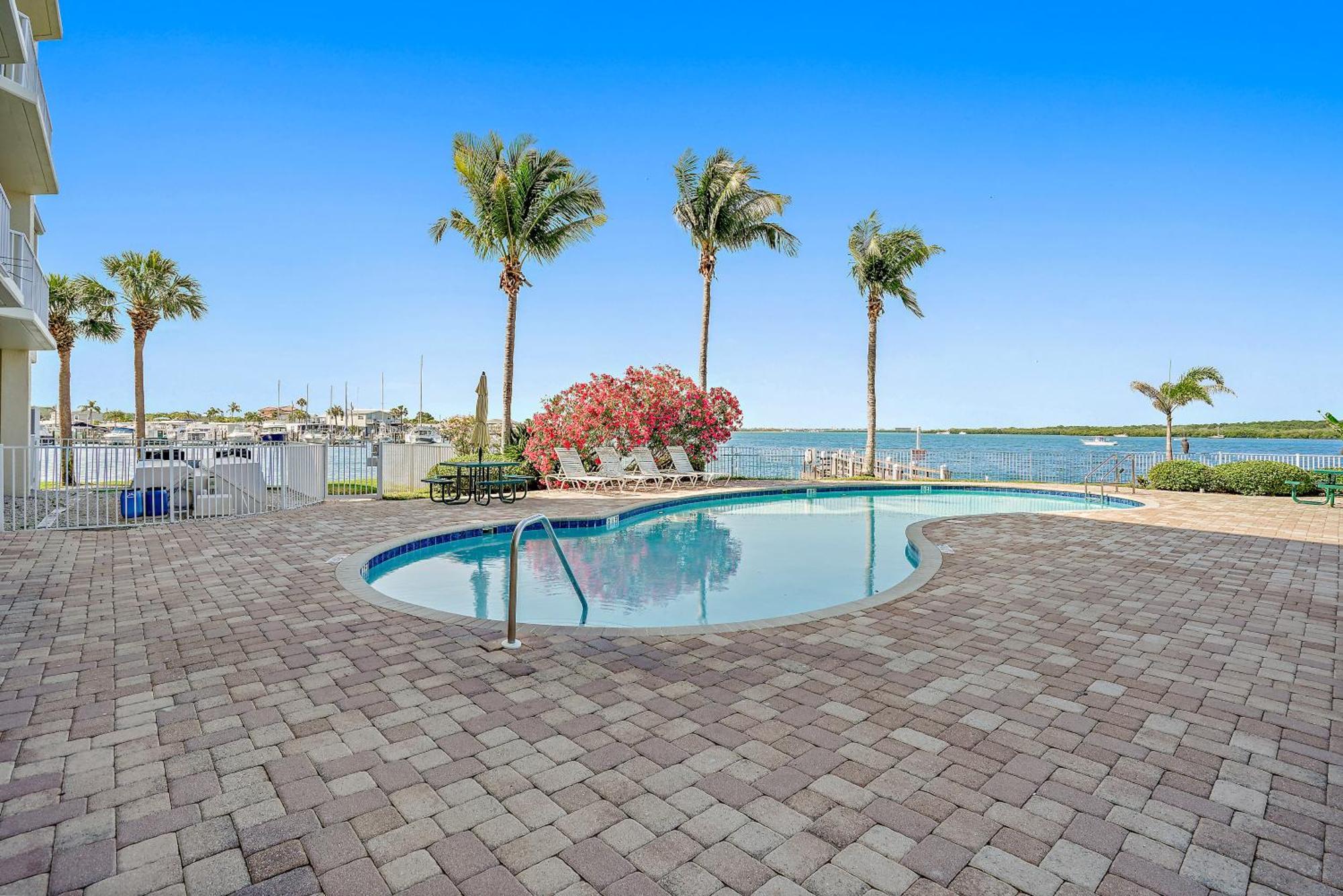 Oceanfront Luxury Condo! Mins To Beach! Rum Bar Next Door! St. Petersburg Kültér fotó